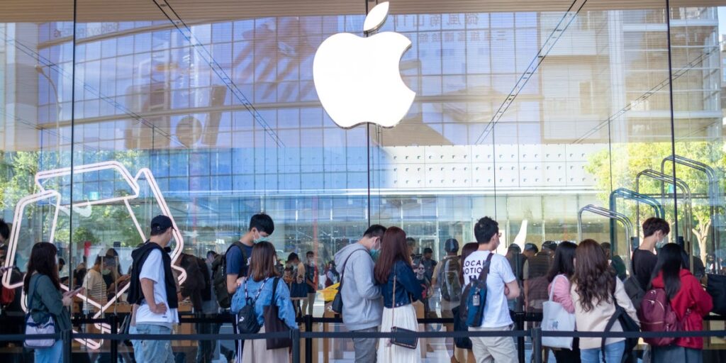 I spent over 5 years setting up new iPhones in Apple stores. Here's what the start day looks like for employees.